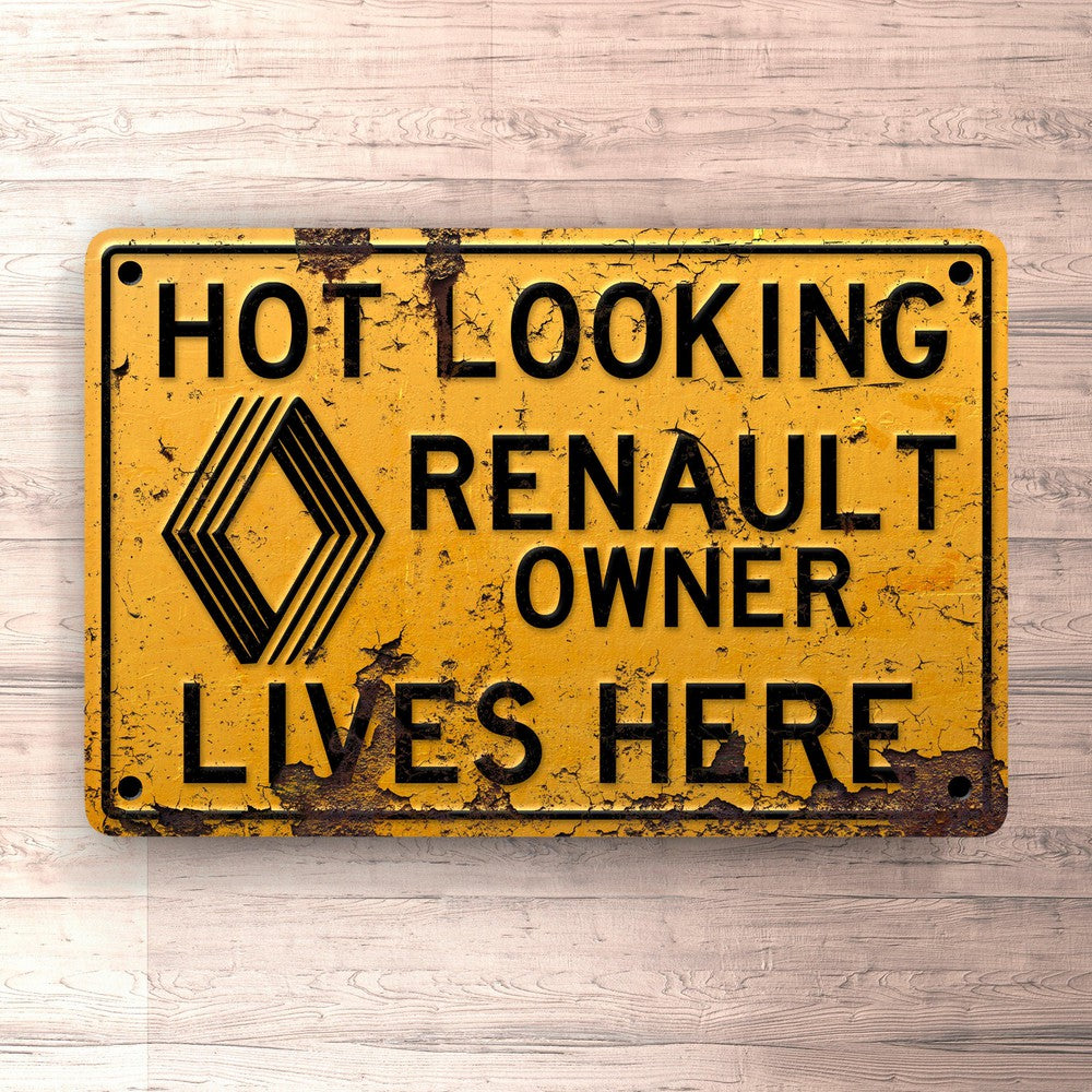 Renault Hot Looking Renault Owner Lives Here Skilte, Musemåtte, Dørmåtte-Skilte-Renault-Garage Culture Shop- garage - man cave - merchandise