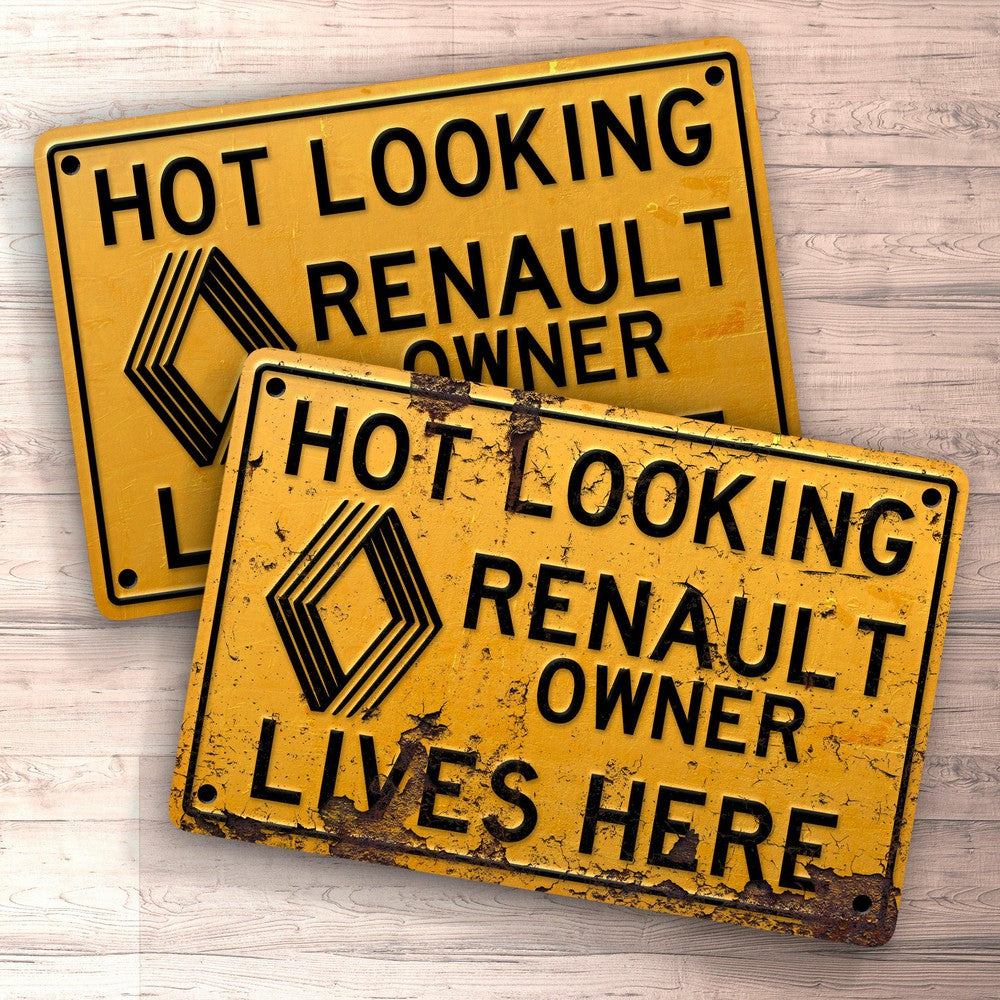 Renault Hot Looking Renault Owner Lives Here Skilte, Musemåtte, Dørmåtte-Skilte-Renault-Garage Culture Shop- garage - man cave - merchandise