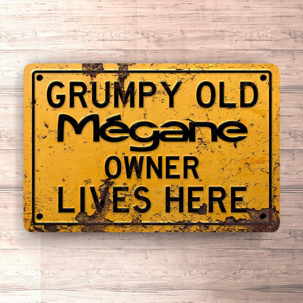 Renault Megane Grumpy Old Renault Megane Owner Lives Here Skilte, Musemåtte, Dørmåtte-Skilte-Renault-Garage Culture Shop- garage - man cave - merchandise