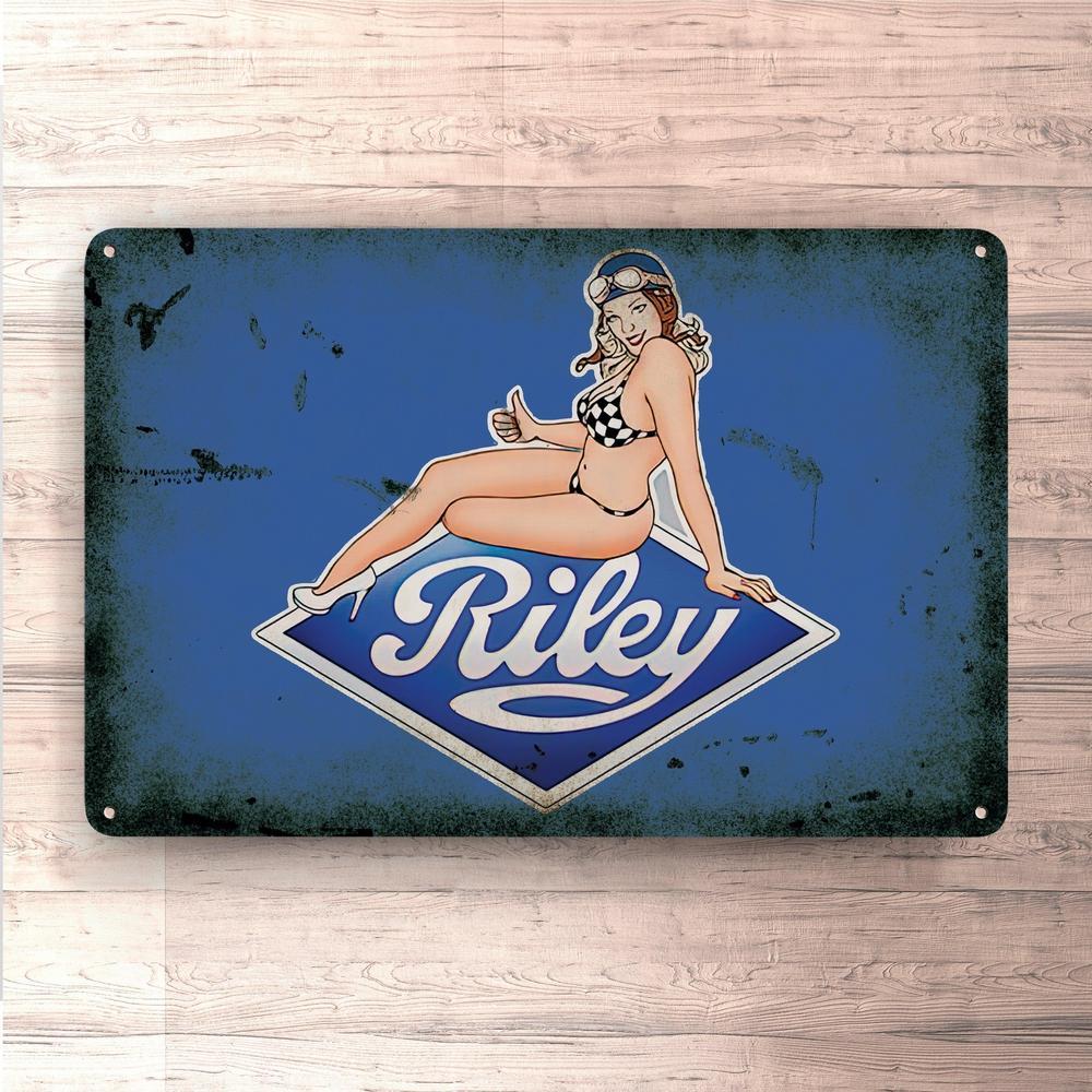 Riley Pin-Up Vintage Skilte, Musemåtte, Dørmåtte , Plakat-Skilte-Riley-Garage Culture Shop- garage - man cave - merchandise
