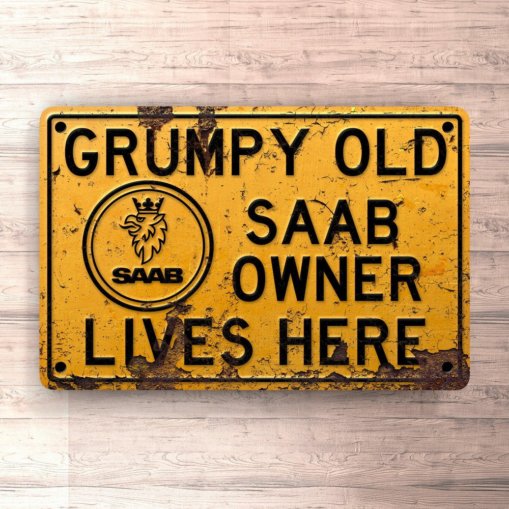 Saab Grumpy Old Saab Owner Lives Here Skilte, Musemåtte, Dørmåtte-Skilte-Saab-Garage Culture Shop- garage - man cave - merchandise