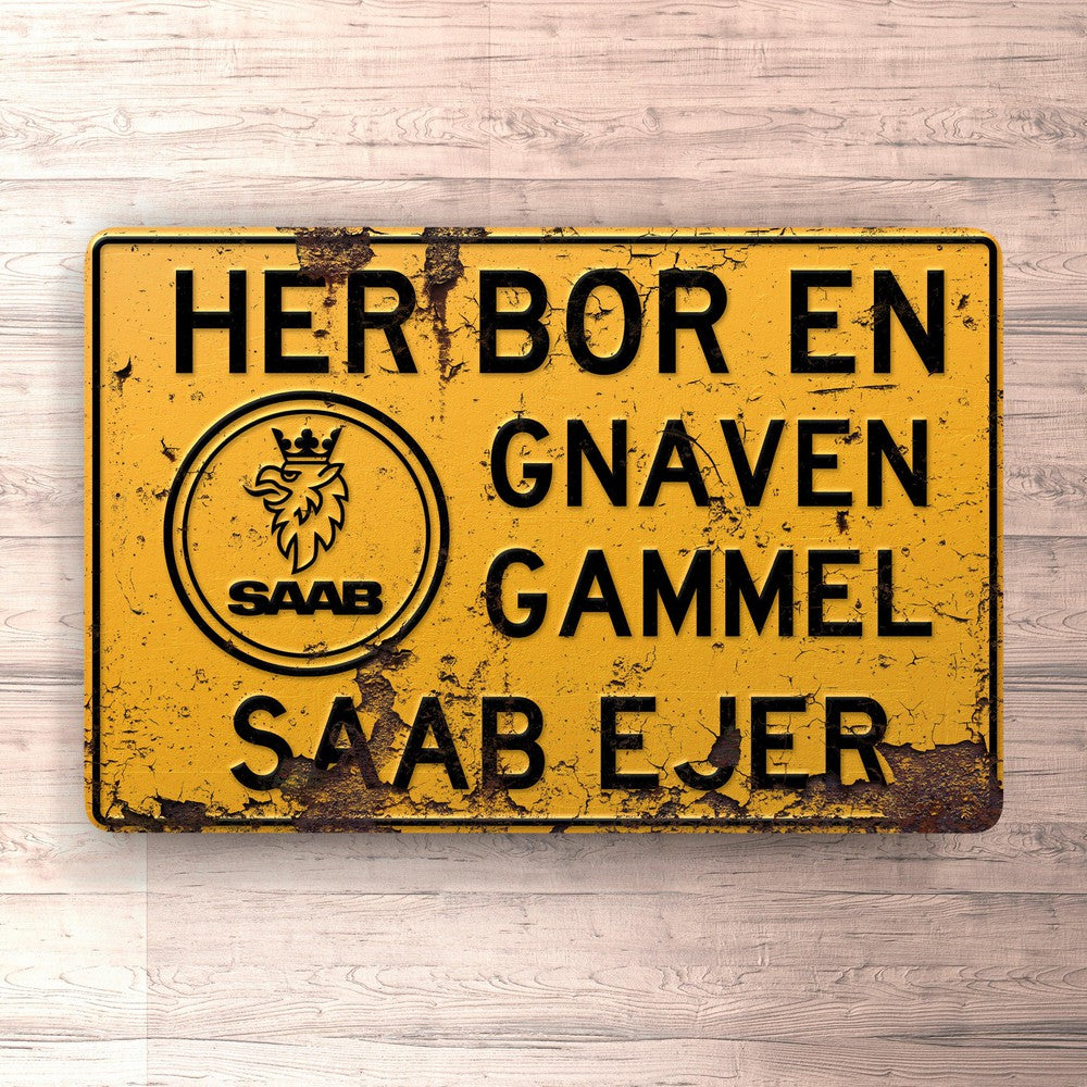 Saab Her Bor En Gnaven Gammel Saab Ejer Skilte, Musemåtte, Dørmåtte-Skilte-Saab-Garage Culture Shop- garage - man cave - merchandise