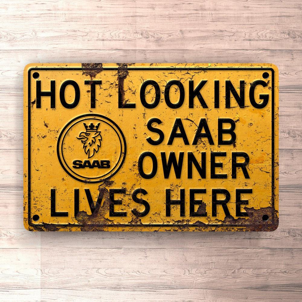 Saab Hot Looking Saab Owner Lives Here Skilte, Musemåtte, Dørmåtte-Skilte-Saab-Garage Culture Shop- garage - man cave - merchandise