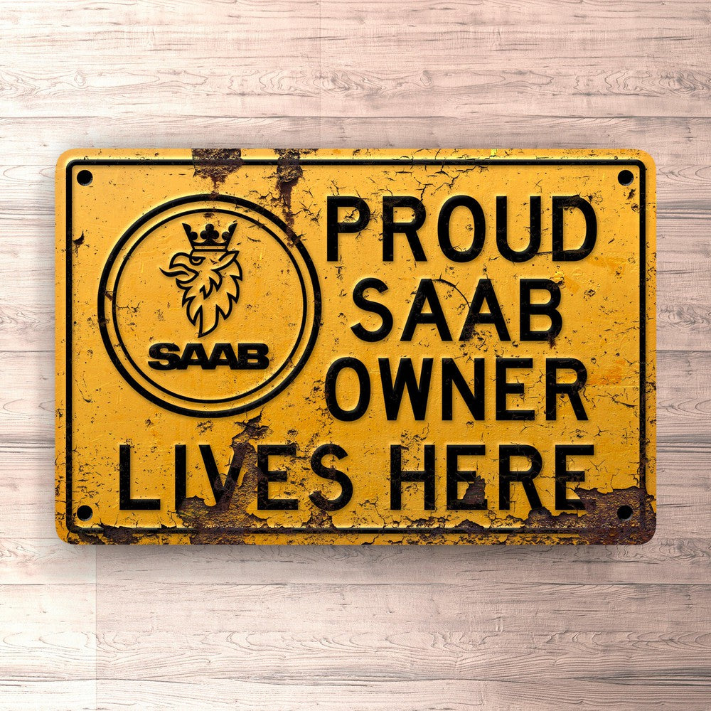 Saab Proud Saab Owner Lives Here Skilte, Musemåtte, Dørmåtte-Skilte-Saab-Garage Culture Shop- garage - man cave - merchandise