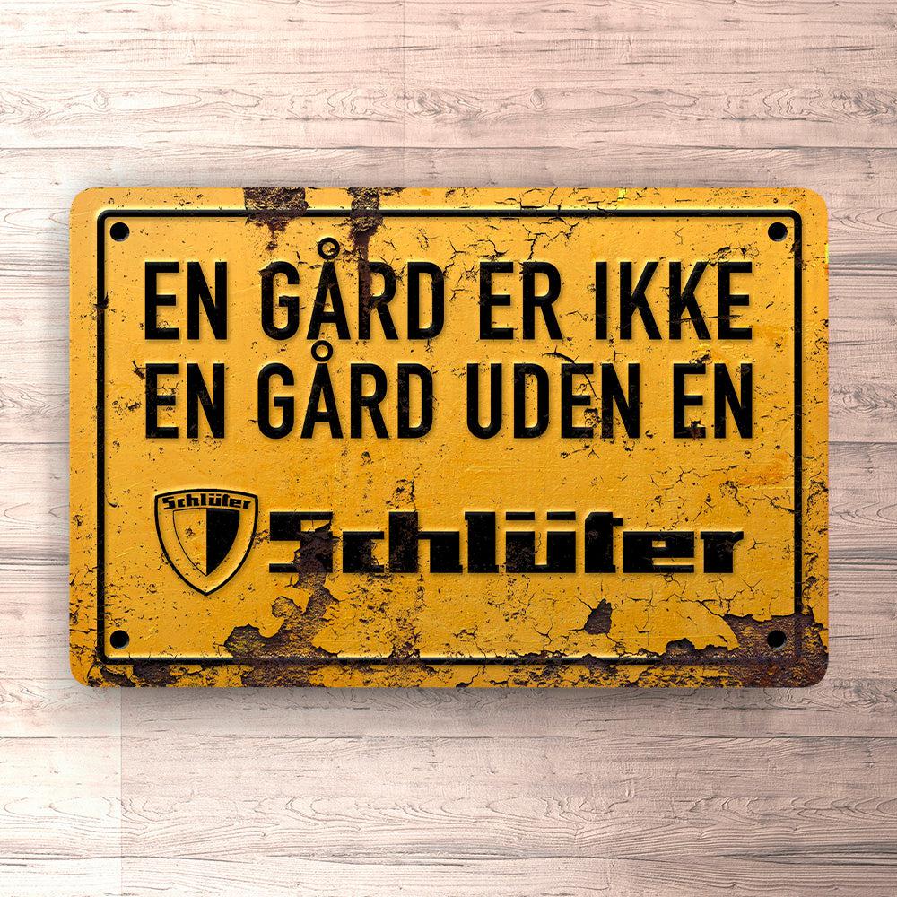 Schlüter En Gård Er Ikke En Gård Uden En Schlüter Skilte, Musemåtte, Dørmåtte-Skilte-Schlüter-Garage Culture Shop- garage - man cave - merchandise