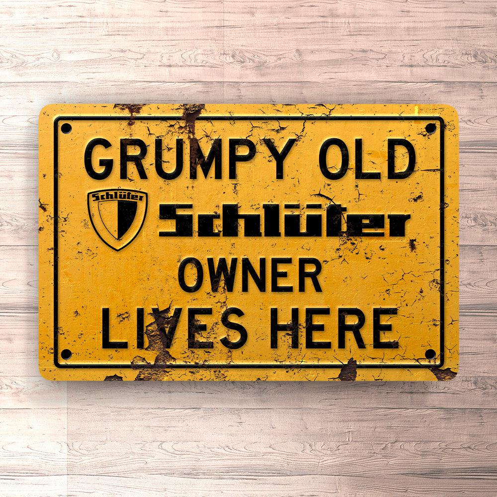 Schlüter Grumpy Old Owner Lives Here Skilte, Musemåtte, Dørmåtte-Skilte-Schlüter-Garage Culture Shop- garage - man cave - merchandise