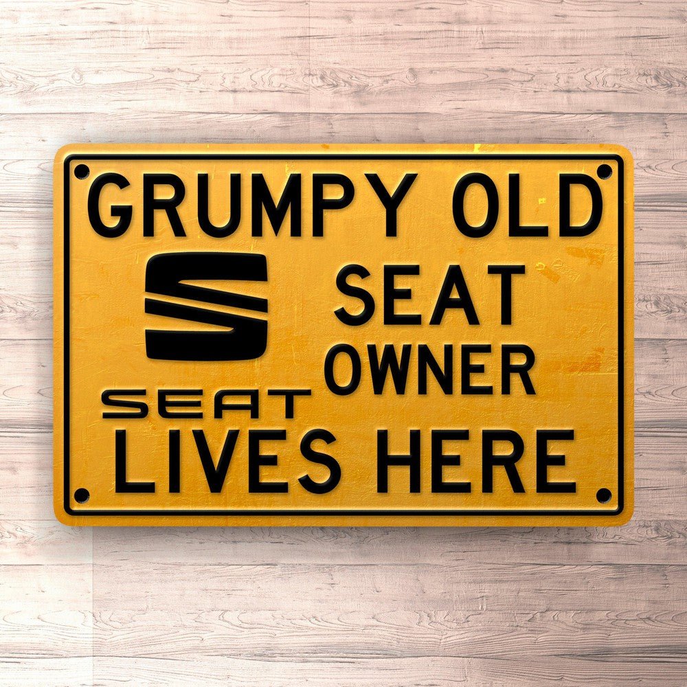 Seat Grumpy Old Seat Owner Lives Here Skilte, Musemåtte, Dørmåtte-Skilte-Seat-Garage Culture Shop- garage - man cave - merchandise