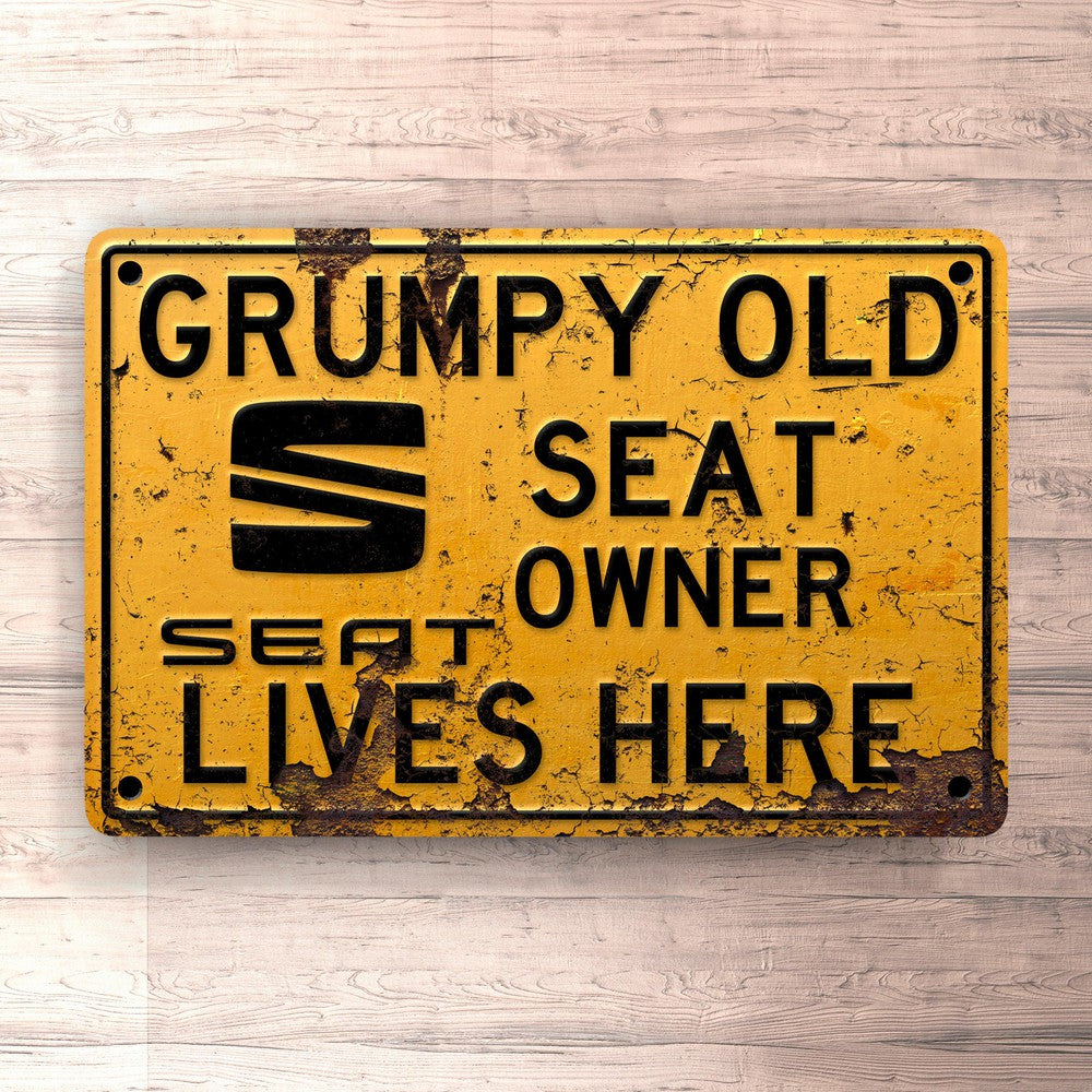 Seat Grumpy Old Seat Owner Lives Here Skilte, Musemåtte, Dørmåtte-Skilte-Seat-Garage Culture Shop- garage - man cave - merchandise