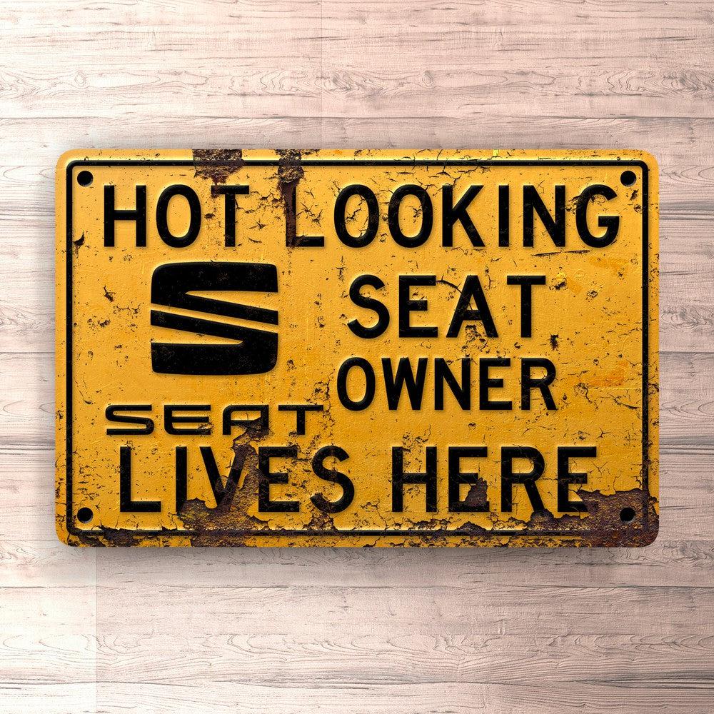 Seat Hot Looking Seat Owner Lives Here Skilte, Musemåtte, Dørmåtte-Skilte-Seat-Garage Culture Shop- garage - man cave - merchandise