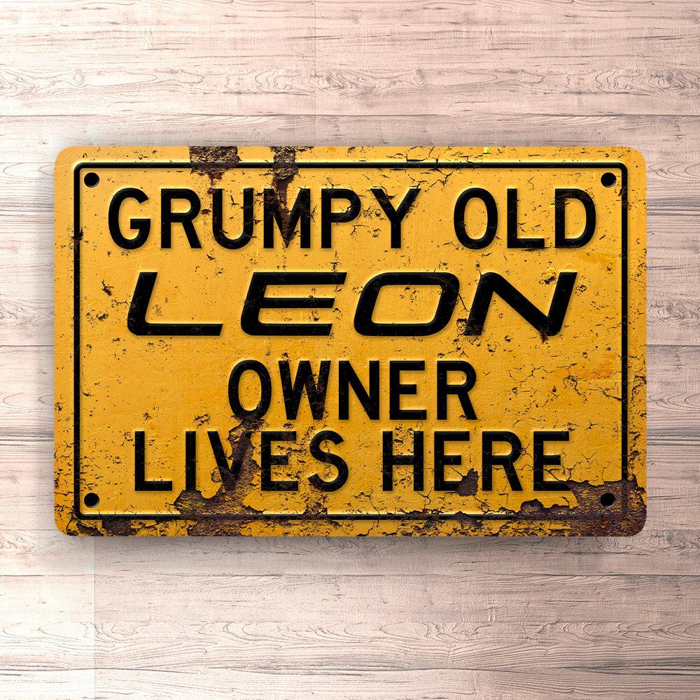 Seat Leon Grumpy Old Seat Leon Owner Lives Here Skilte, Musemåtte, Dørmåtte-Skilte-Seat-Garage Culture Shop- garage - man cave - merchandise