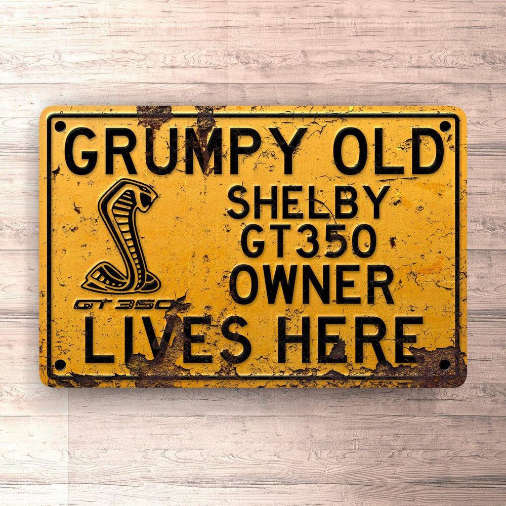 Shelby Gt350 Grumpy Old Shelby Gt350 Owner Lives Here Skilte, Musemåtte, Dørmåtte-Skilte-Shelby-Garage Culture Shop- garage - man cave - merchandise