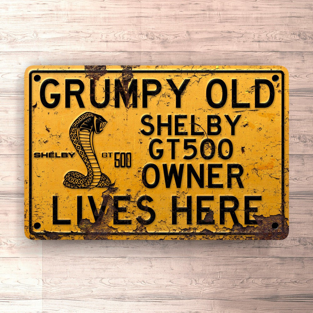 Shelby Gt500 Grumpy Old Shelby Gt500 Owner Lives Here Skilte, Musemåtte, Dørmåtte-Skilte-Shelby-Garage Culture Shop- garage - man cave - merchandise