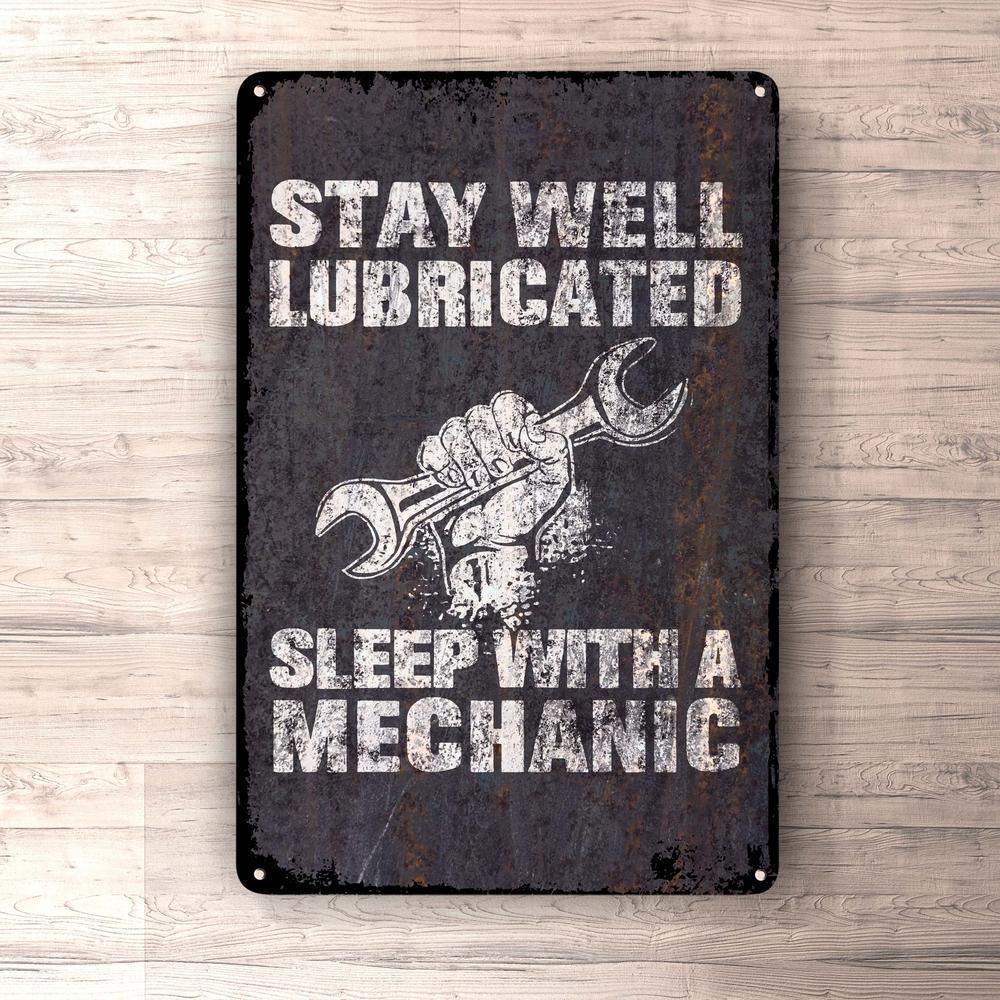 Stay Well Lubricated Sleep With A Mechanic Skilte, Musemåtte, Dørmåtte , Plakat-Skilte-Funny Garage-Garage Culture Shop- garage - man cave - merchandise