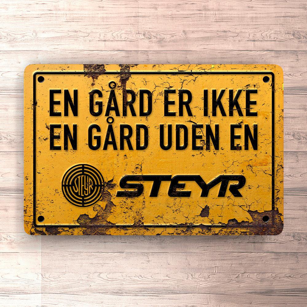 Steyr En Gård Er Ikke En Gård Uden En Steyr Skilte, Musemåtte, Dørmåtte , Plakat-Skilte-Steyr-Garage Culture Shop- garage - man cave - merchandise