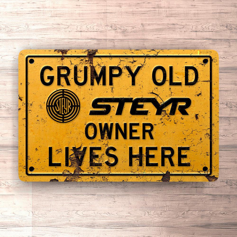 Steyr Grumpy Old Owner Lives Here Skilte, Musemåtte, Dørmåtte-Skilte-Steyr-Garage Culture Shop- garage - man cave - merchandise