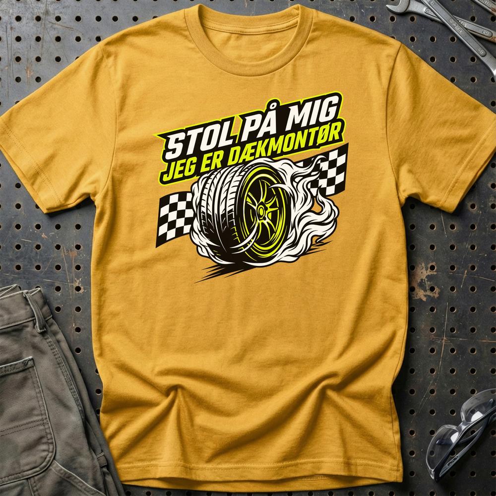 Stol På Mig – Jeg Er Dækmontør - Unisex T-Shirt , Bomuld-Beklædning-Garage Culture-Guld-S-Garage Culture Shop- garage - man cave - merchandise