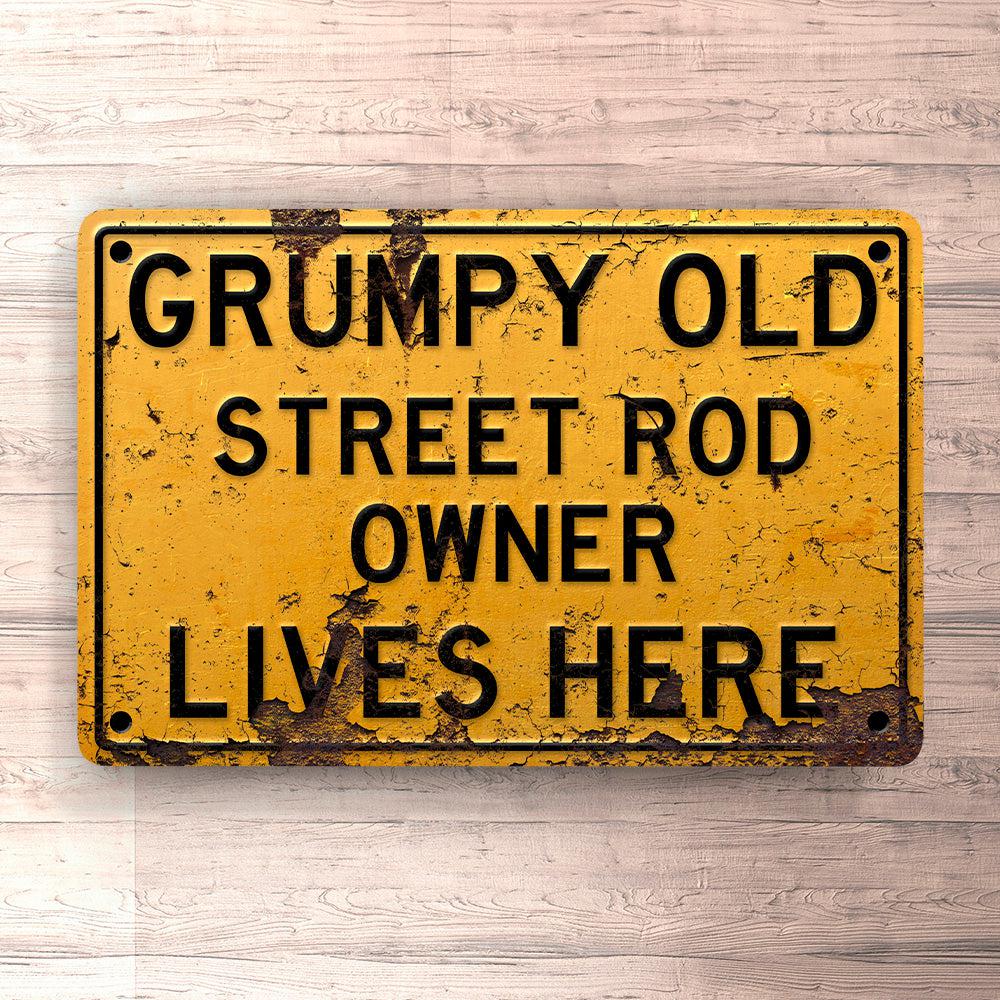 Street Rod Grumpy Old Street Rod Owner Lives Here Skilte, Musemåtte, Dørmåtte-Skilte-Street Rod-Garage Culture Shop- garage - man cave - merchandise