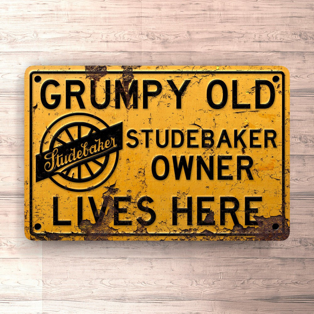 Studebaker Grumpy Old Studebaker Owner Lives Here Skilte, Musemåtte, Dørmåtte-Skilte-Studebaker-Garage Culture Shop- garage - man cave - merchandise