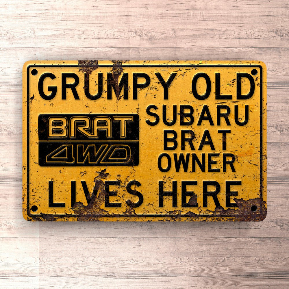 Subaru Brat Grumpy Old Subaru Brat Owner Lives Here Skilte, Musemåtte, Dørmåtte-Skilte-Subaru-Garage Culture Shop- garage - man cave - merchandise