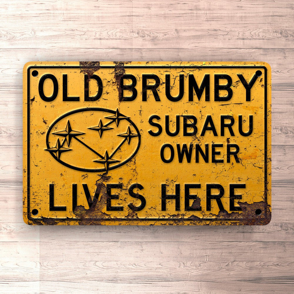 Subaru Brumby Grumpy Old Subaru Brumby Owner Lives Here Skilte, Musemåtte, Dørmåtte-Skilte-Subaru-Garage Culture Shop- garage - man cave - merchandise