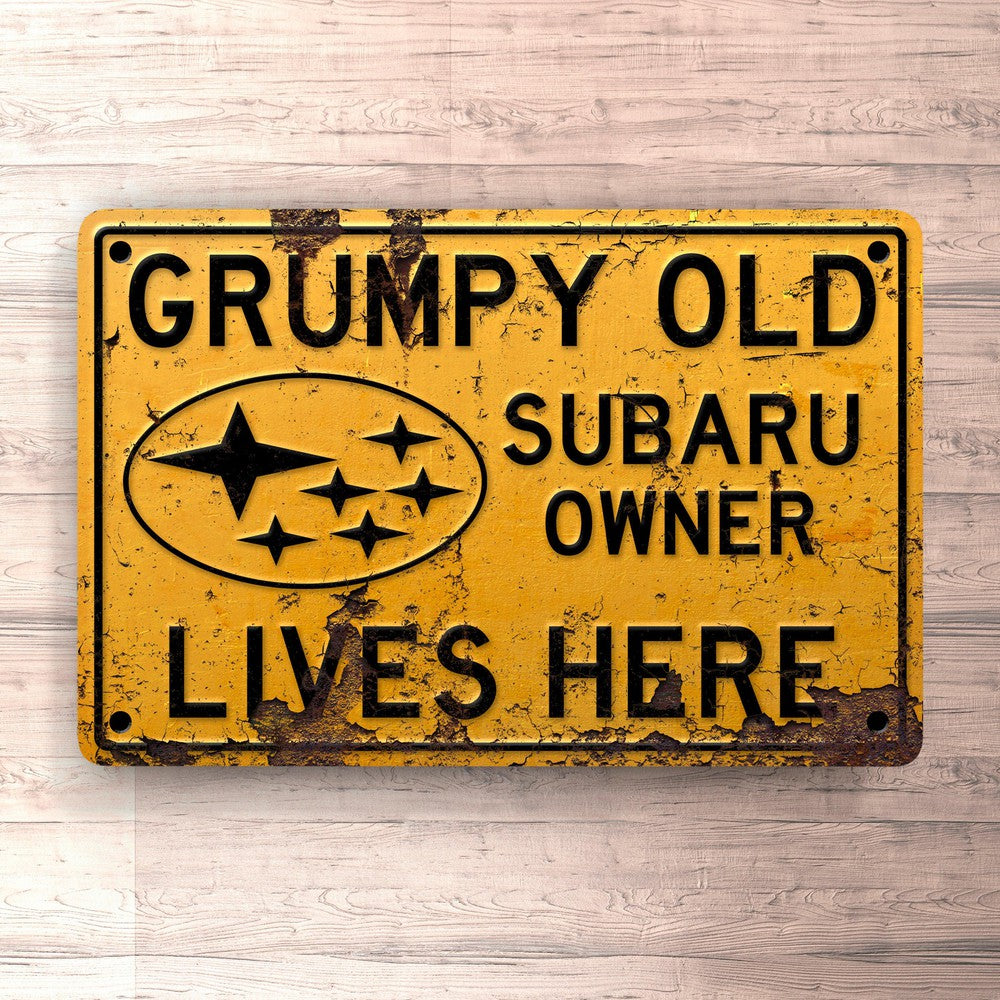 Subaru Grumpy Old Subaru Owner Lives Here Skilte, Musemåtte, Dørmåtte-Skilte-Subaru-Garage Culture Shop- garage - man cave - merchandise
