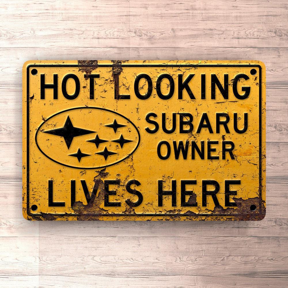 Subaru Hot Looking Subaru Owner Lives Here Skilte, Musemåtte, Dørmåtte-Skilte-Subaru-Garage Culture Shop- garage - man cave - merchandise