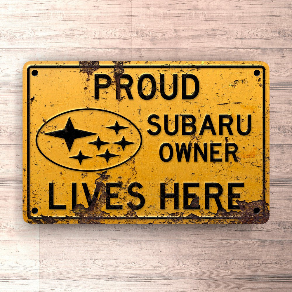 Subaru Proud Subaru Owner Lives Here Skilte, Musemåtte, Dørmåtte-Skilte-Subaru-Garage Culture Shop- garage - man cave - merchandise