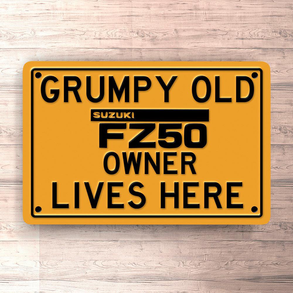 Suzuki Fz50 Grumpy Old Suzuki Fz50 Owner Lives Here Skilte, Musemåtte, Dørmåtte , Plakat-Skilte-Suzuki-Garage Culture Shop- garage - man cave - merchandise