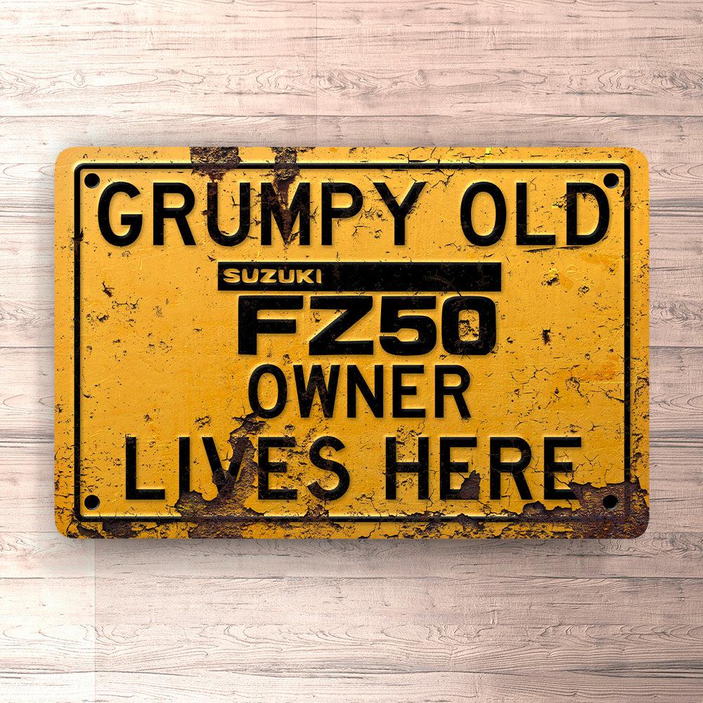 Suzuki Fz50 Grumpy Old Suzuki Fz50 Owner Lives Here Skilte, Musemåtte, Dørmåtte , Plakat-Skilte-Suzuki-Garage Culture Shop- garage - man cave - merchandise