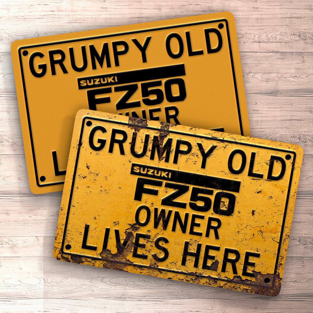 Suzuki Fz50 Grumpy Old Suzuki Fz50 Owner Lives Here Skilte, Musemåtte, Dørmåtte , Plakat-Skilte-Suzuki-Garage Culture Shop- garage - man cave - merchandise