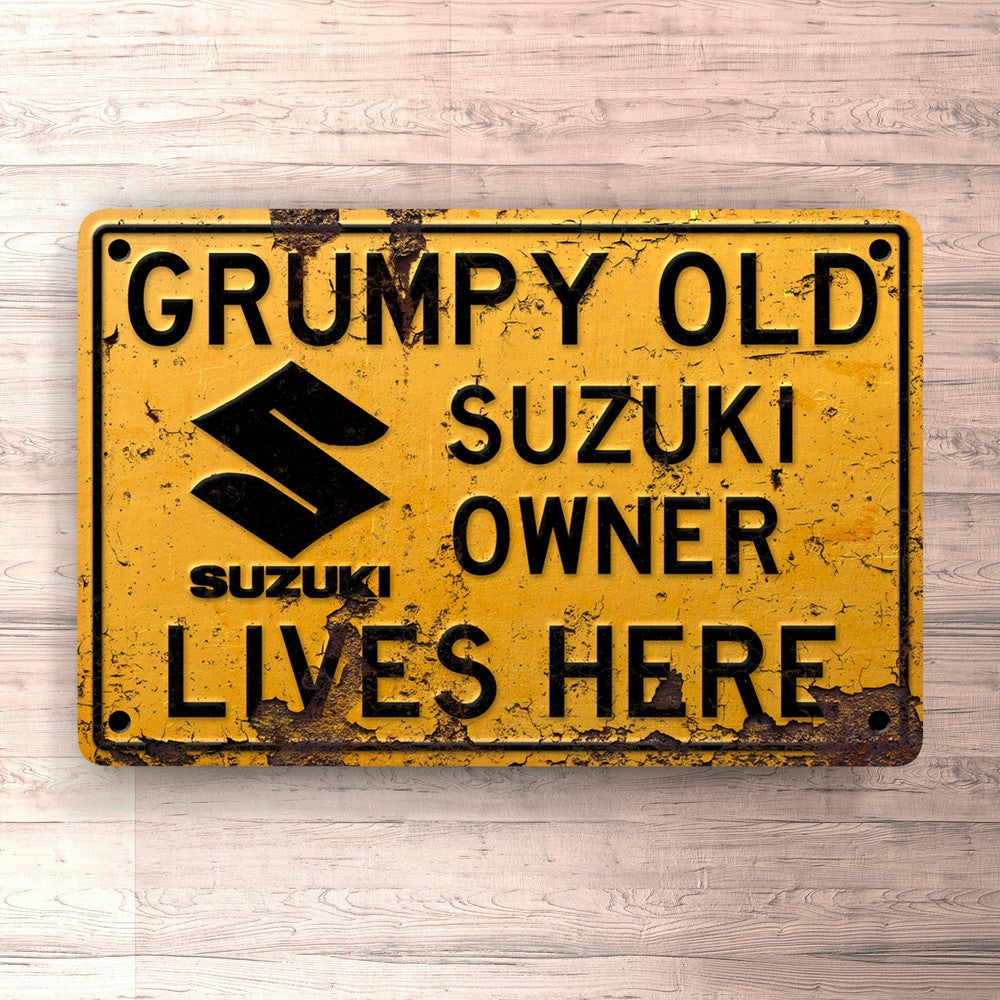Suzuki Grumpy Old Suzuki Owner Lives Here Skilte, Musemåtte, Dørmåtte-Skilte-Suzuki-Garage Culture Shop- garage - man cave - merchandise