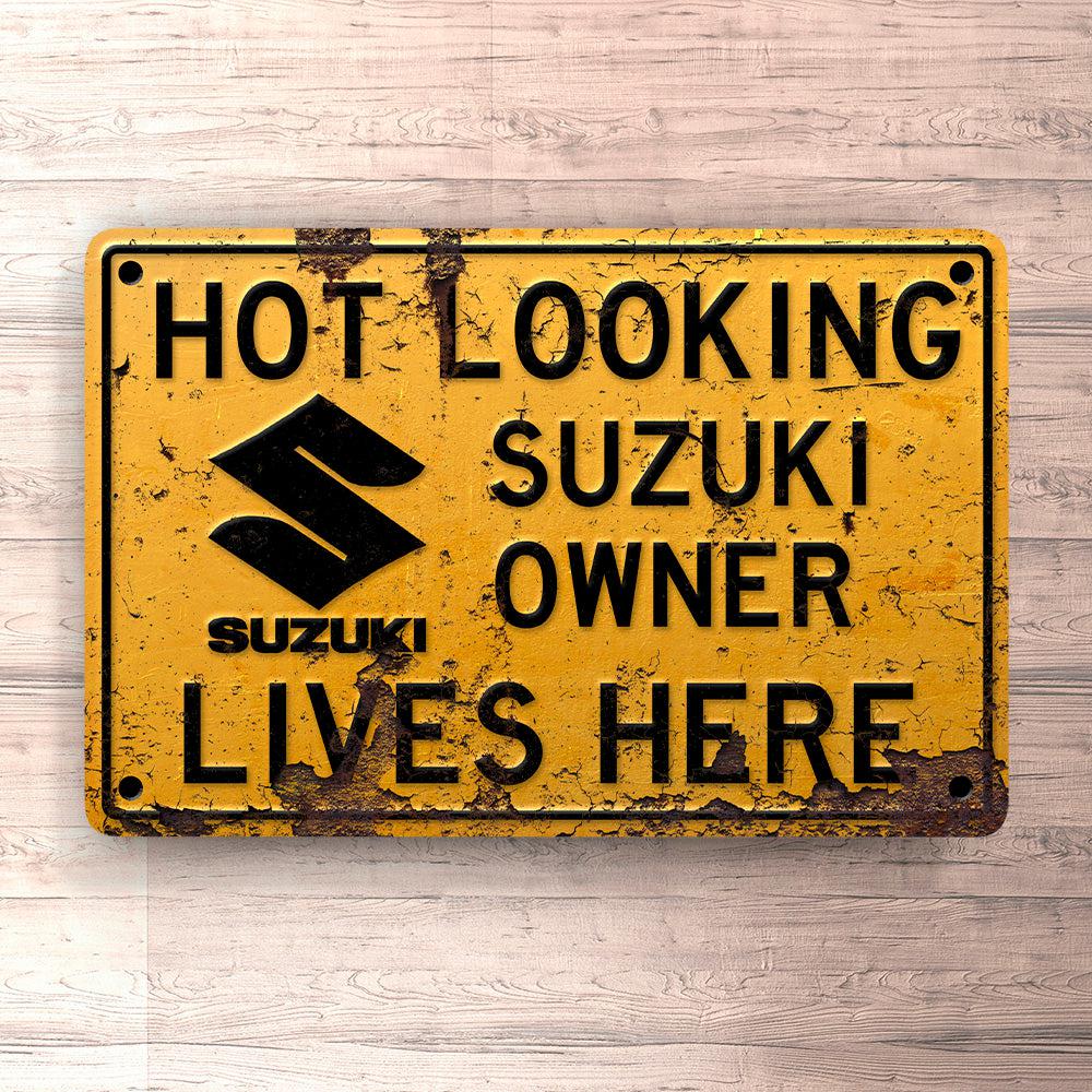 Suzuki Hot Looking Suzuki Owner Lives Here Skilte, Musemåtte, Dørmåtte-Skilte-Suzuki-Garage Culture Shop- garage - man cave - merchandise