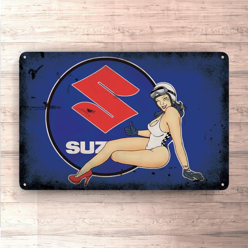 Suzuki Pin-Up Vintage Skilte, Musemåtte, Dørmåtte-Skilte-Suzuki-Garage Culture Shop- garage - man cave - merchandise