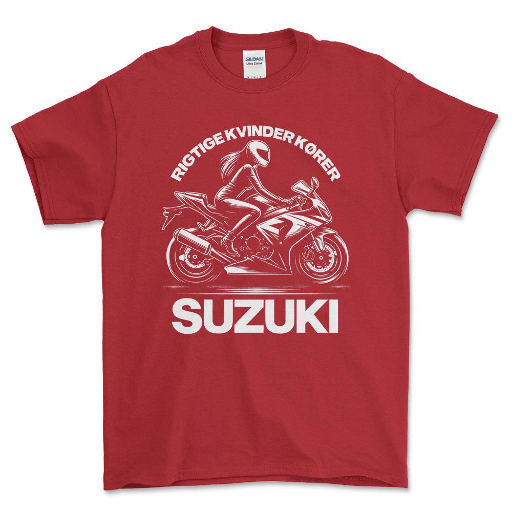 Suzuki Rigtige Kvinder Kører Suzuki - Unisex T-Shirt , Bomuld-Beklædning-Suzuki-Rød-S-Forside-Garage Culture Shop- garage - man cave - merchandise