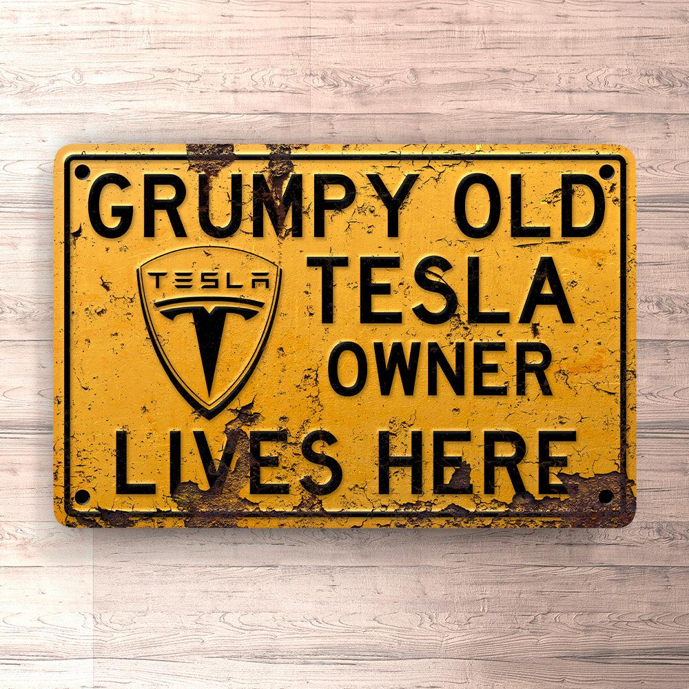 Tesla Grumpy Old Tesla Owner Lives Here Skilte, Musemåtte, Dørmåtte-Skilte-Tesla-Garage Culture Shop- garage - man cave - merchandise