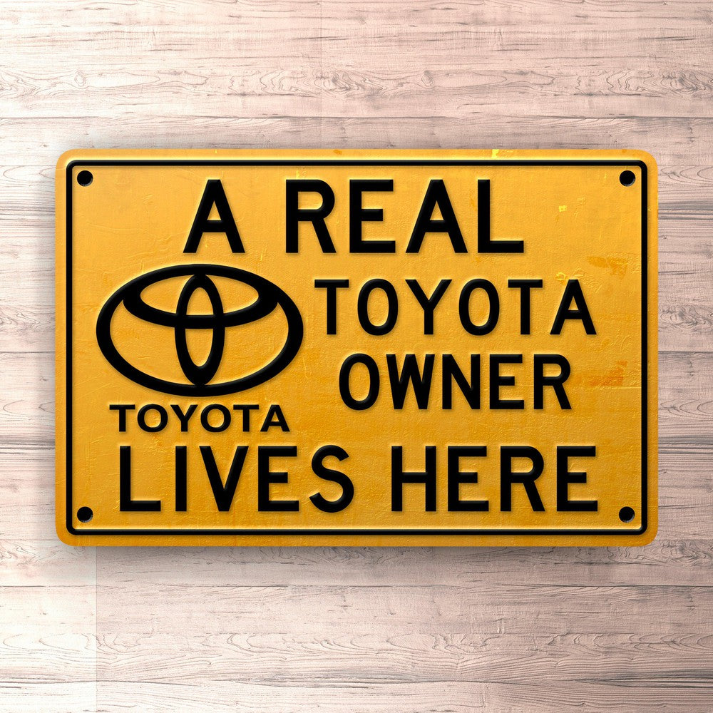 Toyota A Real Toyota Ownerlives Here Skilte, Musemåtte, Dørmåtte , Plakat-Skilte-Toyota-Garage Culture Shop- garage - man cave - merchandise