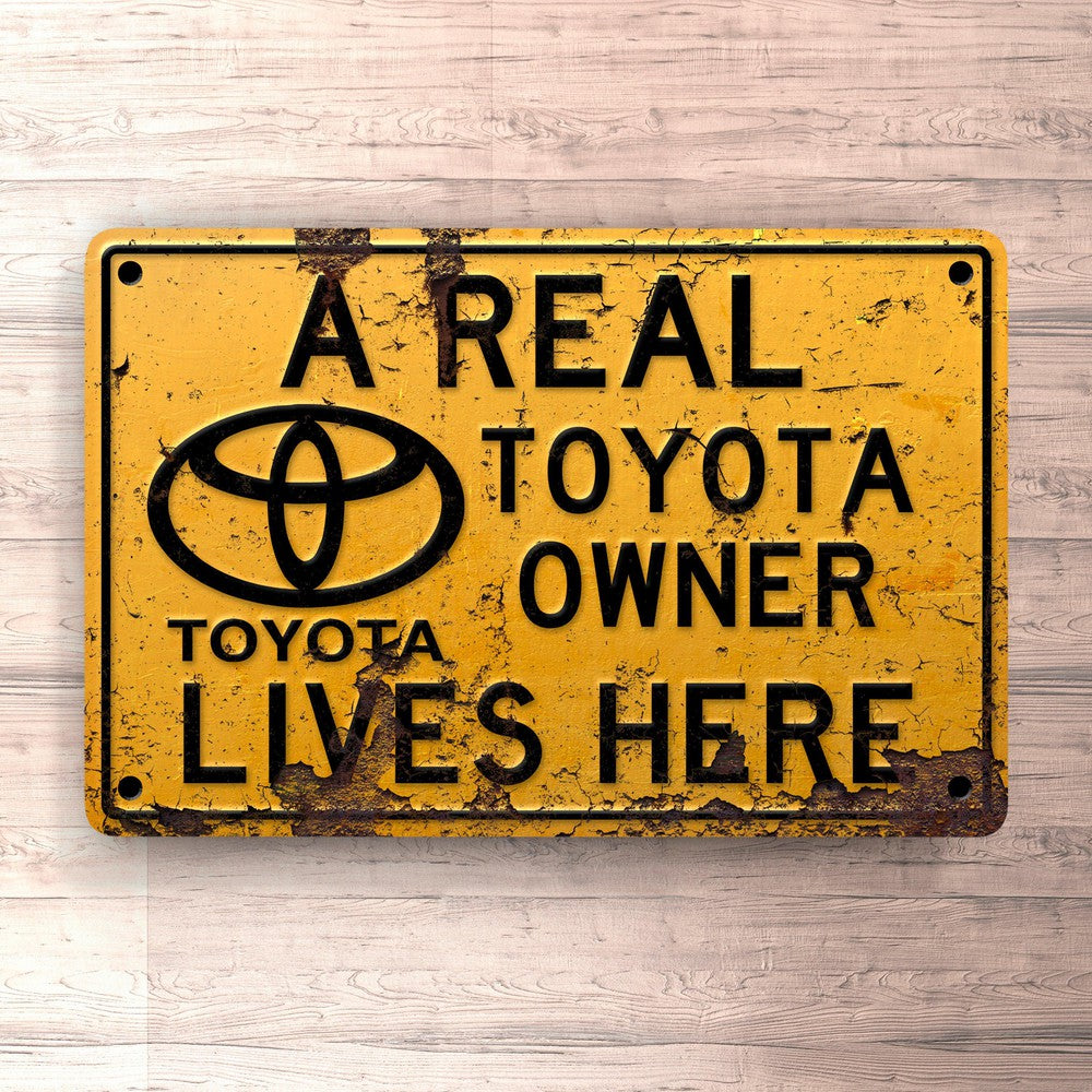 Toyota A Real Toyota Ownerlives Here Skilte, Musemåtte, Dørmåtte-Skilte-Toyota-Garage Culture Shop- garage - man cave - merchandise