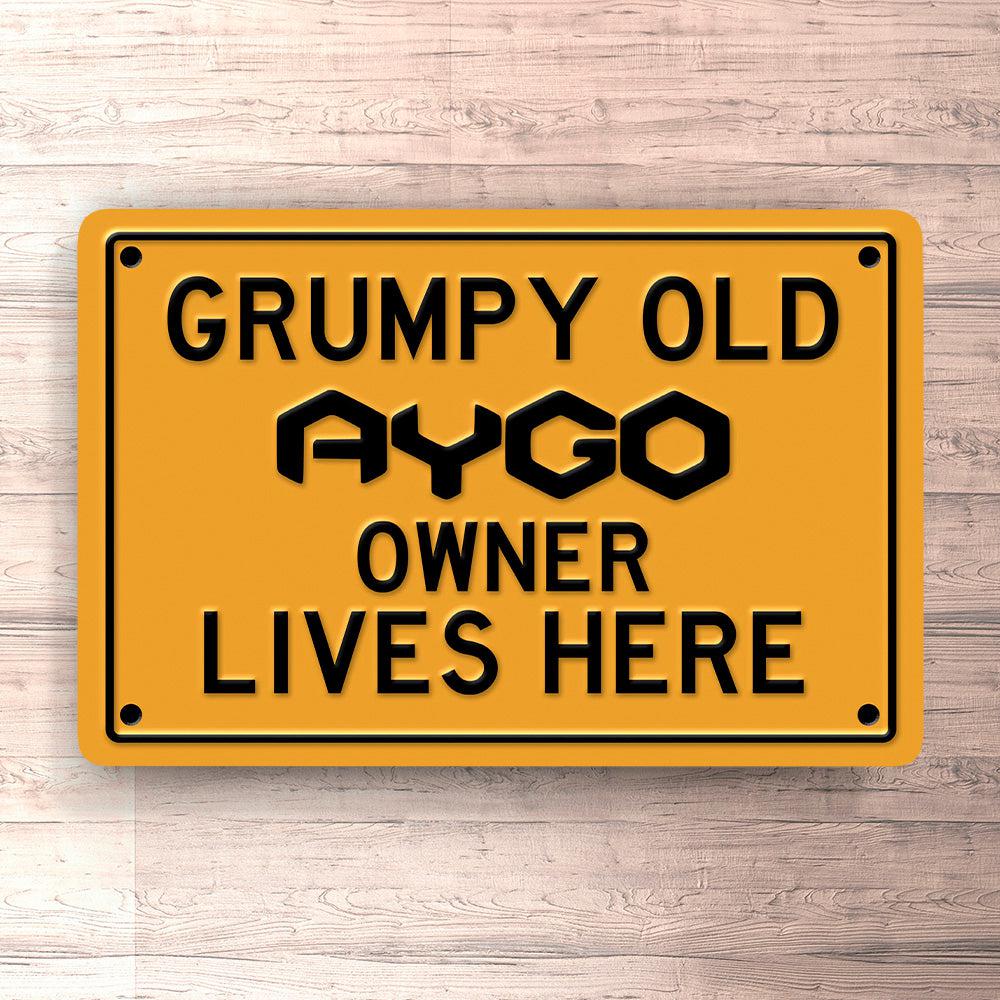 Toyota Aygo Grumpy Old Toyota Aygo Owner Lives Here Skilte, Musemåtte, Dørmåtte , Plakat-Skilte-Toyota-Garage Culture Shop- garage - man cave - merchandise