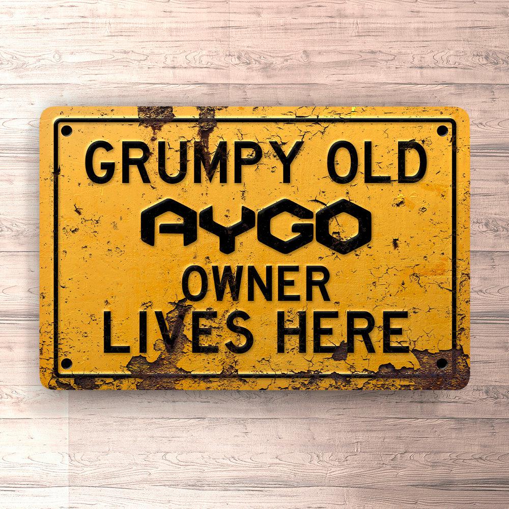 Toyota Aygo Grumpy Old Toyota Aygo Owner Lives Here Skilte, Musemåtte, Dørmåtte-Skilte-Toyota-Garage Culture Shop- garage - man cave - merchandise