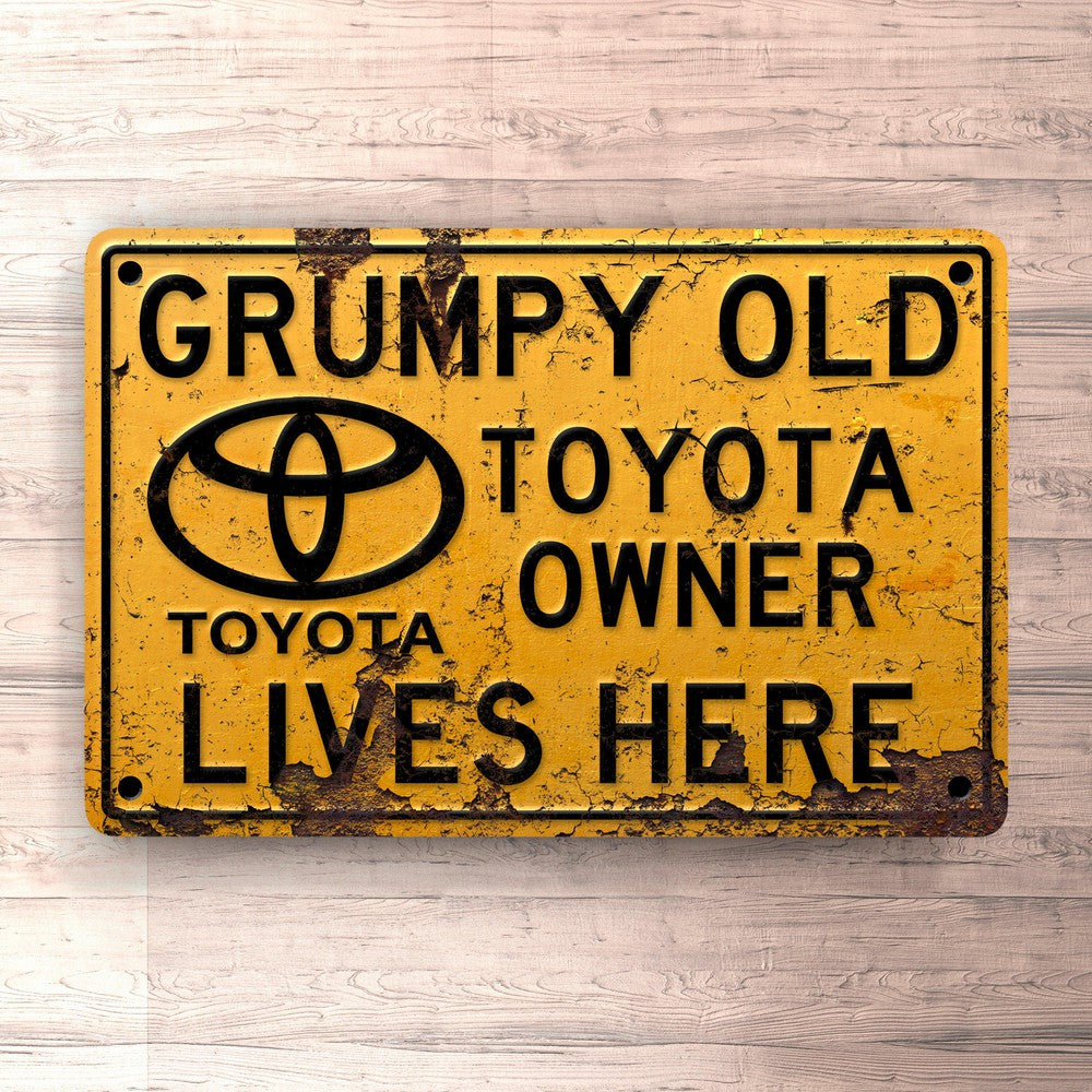 Toyota Grumpy Old Toyota Owner Lives Here Skilte, Musemåtte, Dørmåtte-Skilte-Toyota-Garage Culture Shop- garage - man cave - merchandise