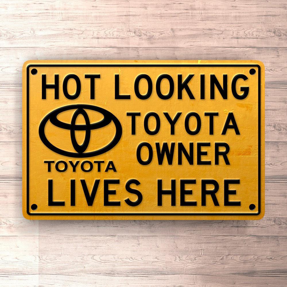 Toyota Hot Looking Toyota Owner Lives Here Skilte, Musemåtte, Dørmåtte-Skilte-Toyota-Garage Culture Shop- garage - man cave - merchandise