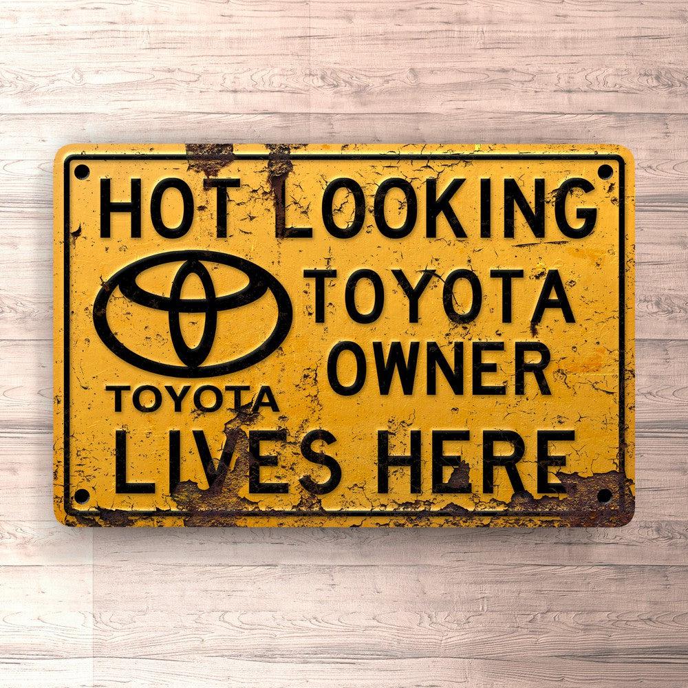 Toyota Hot Looking Toyota Owner Lives Here Skilte, Musemåtte, Dørmåtte-Skilte-Toyota-Garage Culture Shop- garage - man cave - merchandise