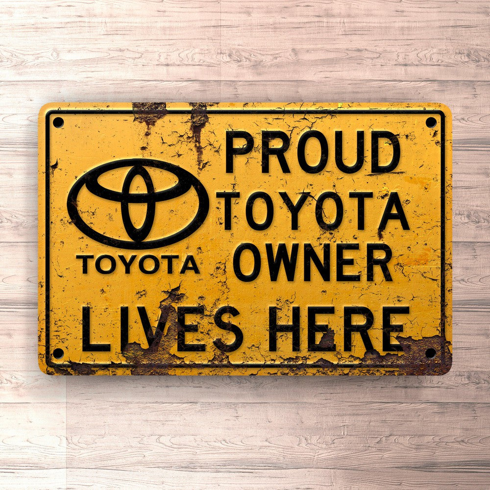 Toyota Proud Toyota Owner Lives Here Skilte, Musemåtte, Dørmåtte-Skilte-Toyota-Garage Culture Shop- garage - man cave - merchandise