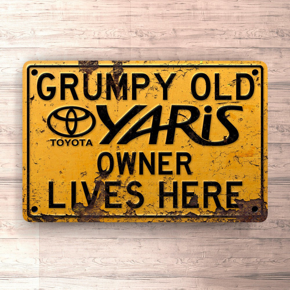 Toyota Yaris Grumpy Old Toyota Yaris Owner Lives Here Skilte, Musemåtte, Dørmåtte-Skilte-Toyota-Garage Culture Shop- garage - man cave - merchandise