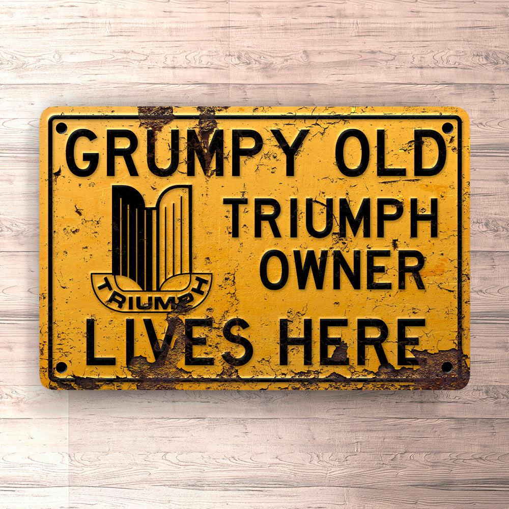 Triumph Grumpy Old Triumph Owner Lives Here Skilte, Musemåtte, Dørmåtte-Skilte-Triumph-Garage Culture Shop- garage - man cave - merchandise