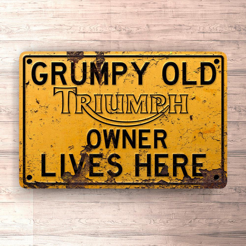 Triumph Grumpy Old Triumph Owner Lives Here Skilte, Musemåtte, Dørmåtte-Skilte-Triumph-Garage Culture Shop- garage - man cave - merchandise