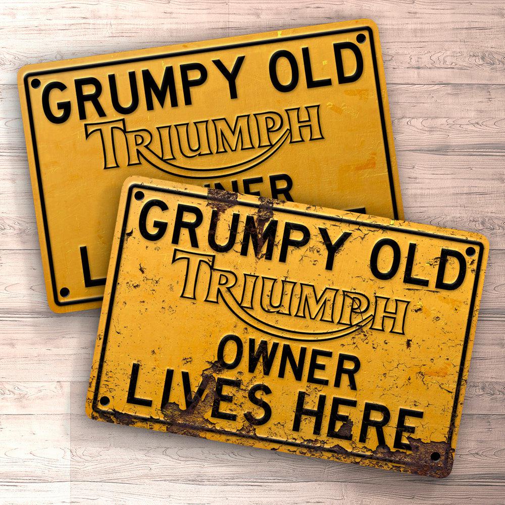 Triumph Grumpy Old Triumph Owner Lives Here Skilte, Musemåtte, Dørmåtte-Skilte-Triumph-Garage Culture Shop- garage - man cave - merchandise