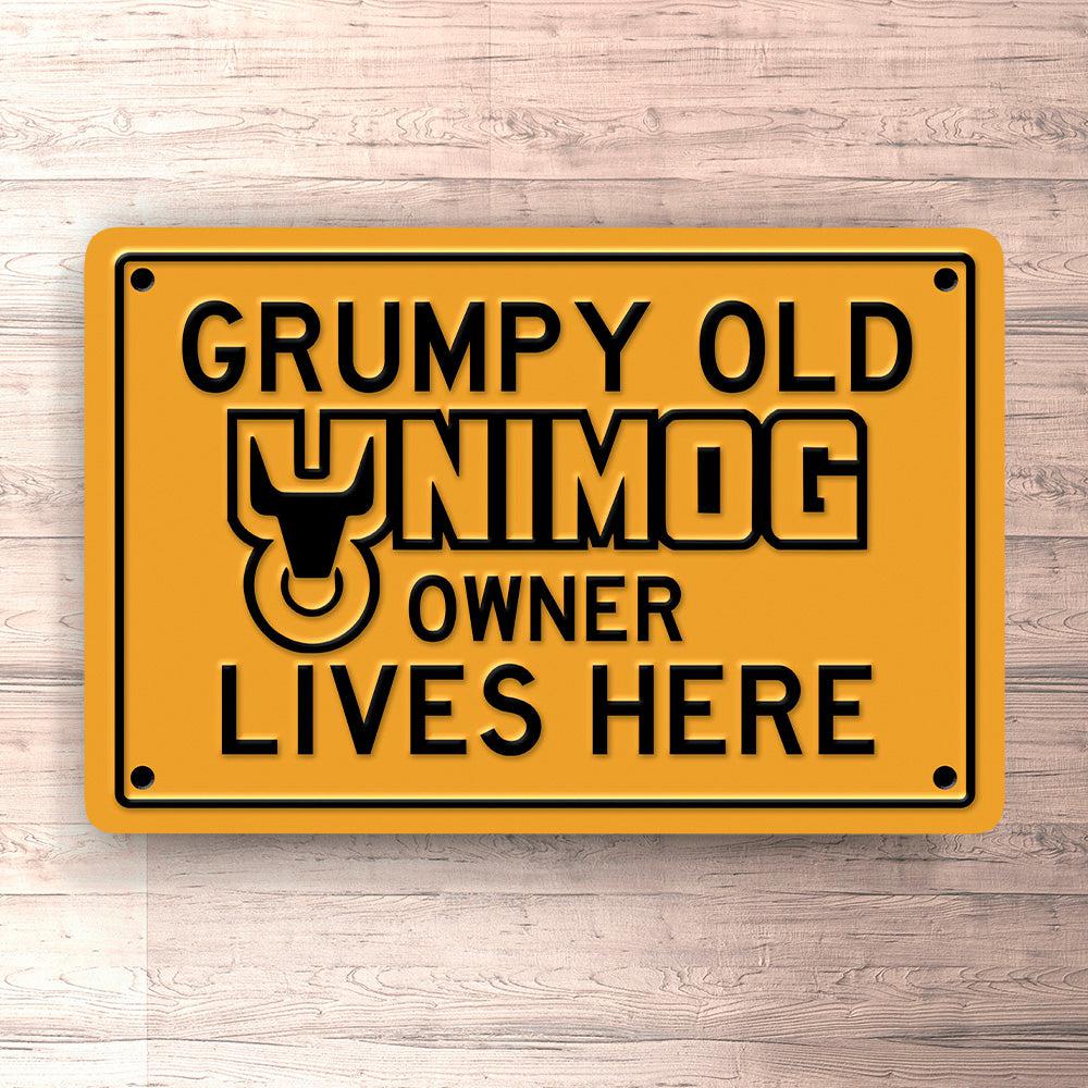 Unimog Grumpy Old Unimog Nr 1 Owner Lives Here Skilte, Musemåtte, Dørmåtte-Skilte-Unimog-Garage Culture Shop- garage - man cave - merchandise