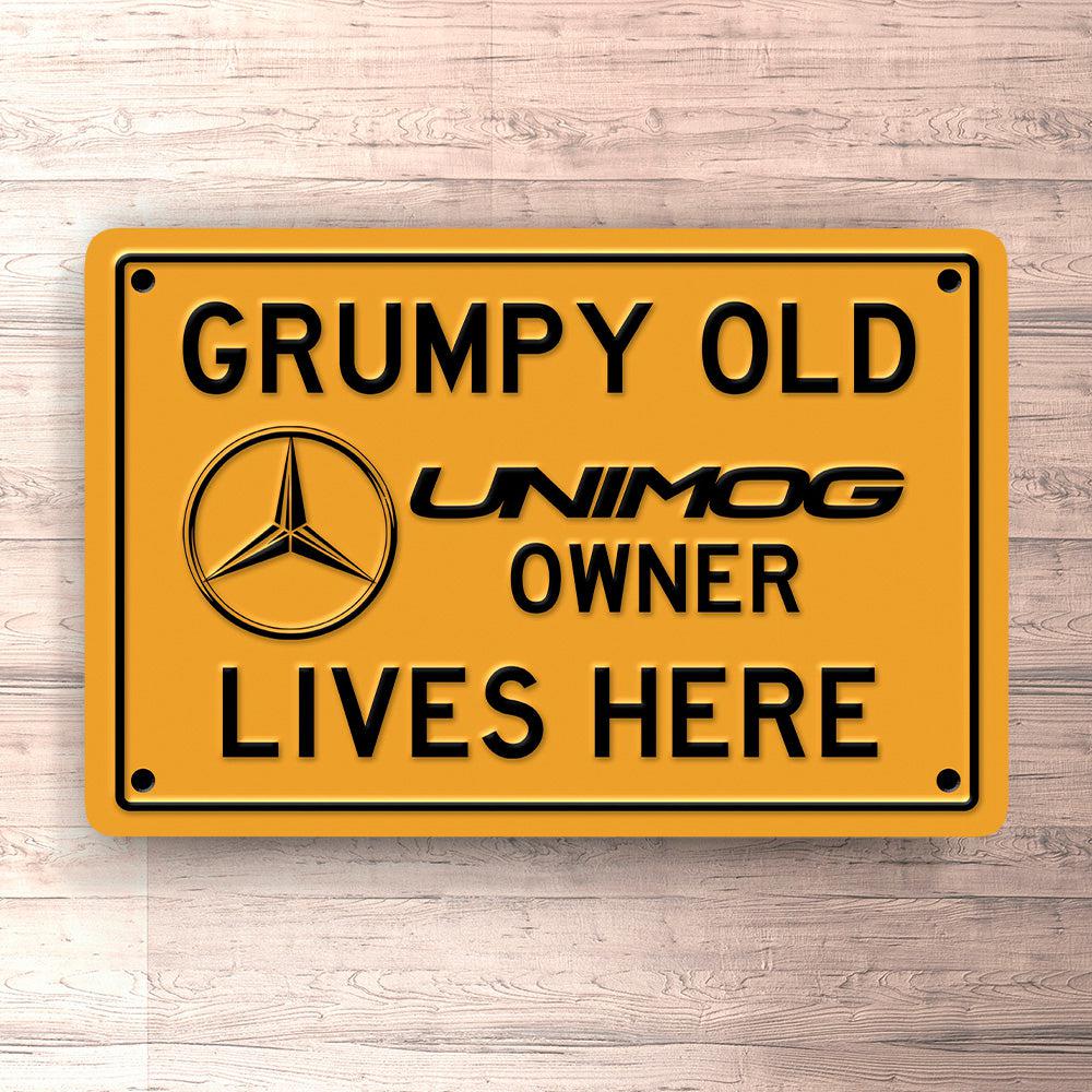 Unimog Grumpy Old Unimog Nr 2 Owner Lives Here Skilte, Musemåtte, Dørmåtte , Plakat-Skilte-Unimog-Garage Culture Shop- garage - man cave - merchandise