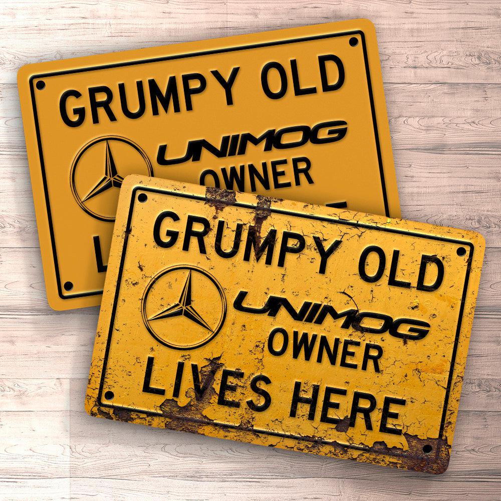 Unimog Grumpy Old Unimog Nr 2 Owner Lives Here Skilte, Musemåtte, Dørmåtte , Plakat-Skilte-Unimog-Garage Culture Shop- garage - man cave - merchandise